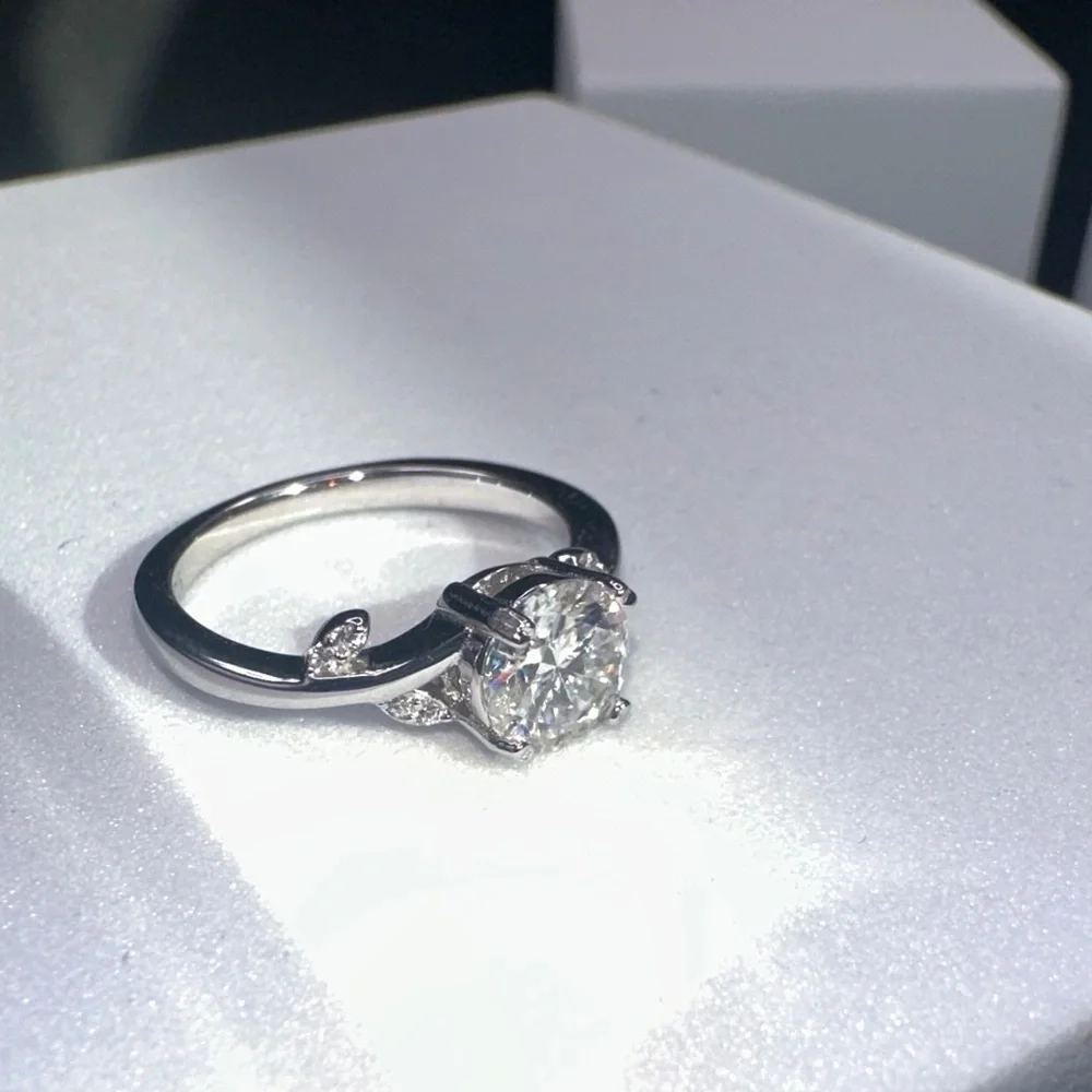 Dazzling Silver Ring with Clear Gemstones Moissanite 1 CT size 5